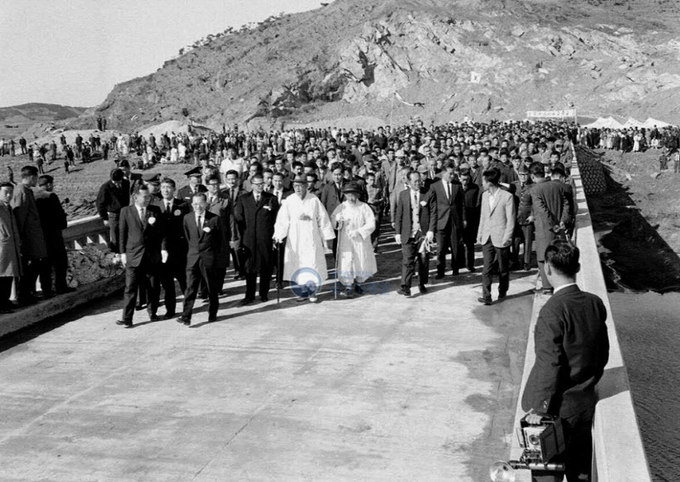 1960년 11월 19일 말레이지아교 개통식에 참석한 마을주민을 비롯한 내빈들이 말레이지아교를 통행하고 있다. /국가기록원 DB