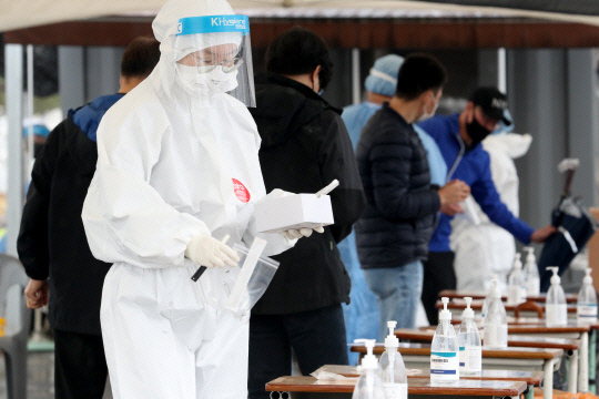 지난달 17일 대전 유성구보건소 코로나19 선별진료소에서 의료진이 신속항원검사 키트를 준비하고 있는 모습. 최은성 기자