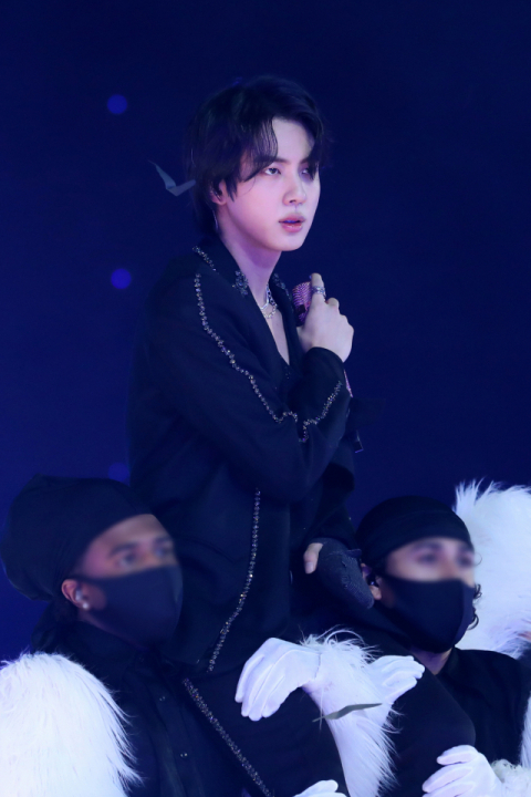 BTS 멤버 진이 9일 열린 ‘퍼미션 투 댄스 온 스테이지-라스베이거스’에서 안무를 소화하고 있다. 빅히트뮤직 제공