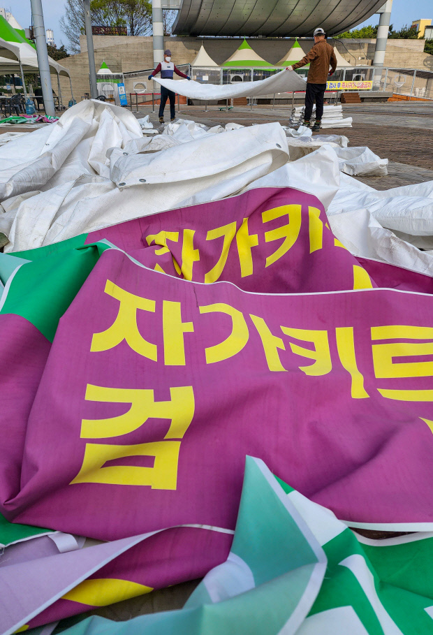 11일 오전 광주시청에서 운영됐던 신속항원검사소가 철거되고 있다. 광주시는 신속항원 검사는 중단되지만 PCR 검사는 계속 진행한다. /김진수 기자 jeans@kwangju.co.kr