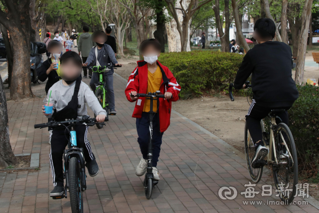 11일 대구 시내에서 자전거 이용객들이 자전거 전용도로가 아닌 인도 위를 달리고 있다. 정운철 기자 woon@imaeil.com