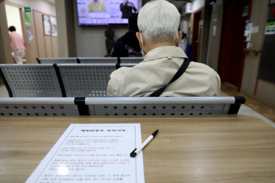 지난해 10월 27일 대전 유성구의 한 병원에서 코로나19 고령층 백신 접종 대상자가 순서를 기다리고 있는 모습. 최은성 기자