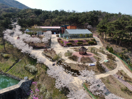 예산군 봉수산 자연휴양림에 자리잡은 힐링의 공간 수목원, 곤충생태관을 방문한 이용객의 편의를 도모키 위해 군은 이달부터 오는 12월까지 유아 숲 해설 및 숲 해설 프로그램을 운영한다.(사진은 봉수산 수목원 전경)