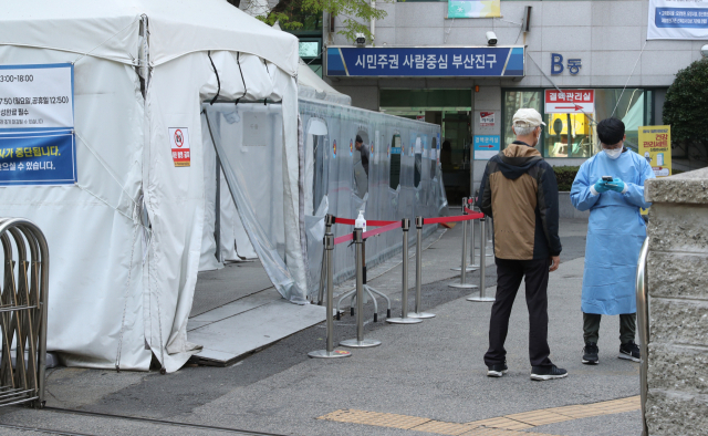 코로나19 선별진료소와 임시선별검사소 신속항원검사 중단 이틀째인 12일 오후 부산진구보건서 선별진료소가 한산한 모습을 보이고 있다. 정대현 기자 jhyun@