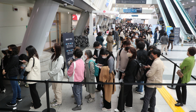 제11회 부산국제화랑아트페어 VIP 개막일인 지난 7일 벡스코 제1전시관 로비에 ‘오픈런’을 위한 입장 대기 줄이 길게 늘어서 있다. 올해 BAMA에서는 MZ세대를 중심으로 한 미술시장의 재편을 눈으로 확인할 수 있었다. 강선배 기자 ksun@