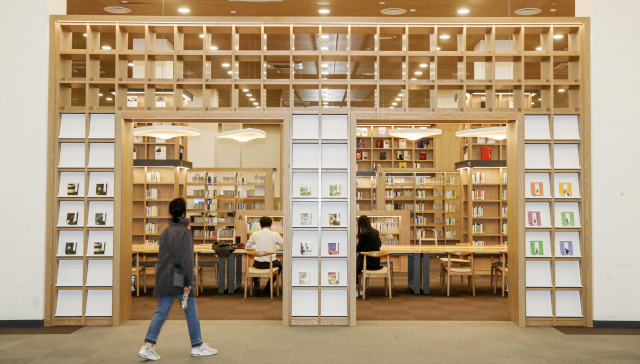 지난달 31일 부산 강서구 명지국제신도시에 국회부산도서관이 문을 열었다. 1층 종합자료실은 개방형 공간으로 조성했다. 김종진 기자