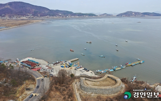 강화군 화도면에 위치한 분오리항. 이곳 어민들은 7년째 강화군에 선창 확장 공사를 요구하고 있지만 허가가 나지 않고 있다. 인천시 지정문화재 '분오리돈대' 반경 500m 안에 항구가 포함돼 선창 공사를 하려면 문화재보호법에 따라 문화재청의 허가를 받아야 하지만, 허가를 받기 어려워 추진되지 못하고 있는 상황이다. /조재현기자 jhc@kyeongin.com