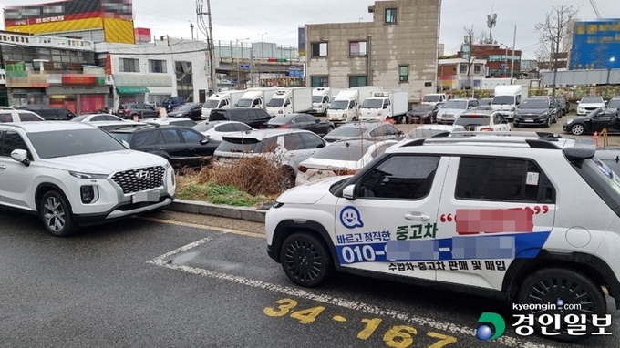 13일 오전 수원시 권선구 평동 주거지역 한 골목의 거주자우선 주차구역에 중고차 매매 홍보차량이 주차돼 있다. 2022.4.13 /김준석기자joonsk@kyeongin.com