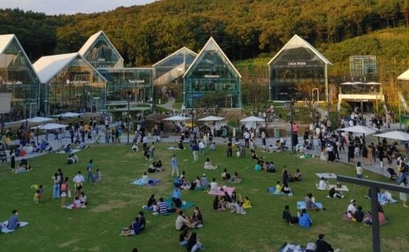 경북개발공사는 기존 경북도청 신도시 내 잔디광장이 도심과 가까워 소음문제 등으로 행사 유치에 어려움이 많자 신규 잔디광장을 조성한다. 사진은 선진지 잔디광장 모습. 경북개발공사 제공