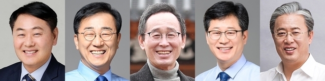 왼쪽부터 김관영 전 의원, 김윤덕 의원, 송하진 지사, 안호영 의원, 유성엽 전 의원 (가나다순).