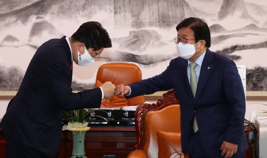 국민의힘 권성동 원내대표와 박병석 국회의장(오른쪽)