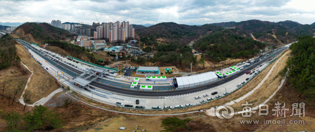 지난달 30일 오후 대구 달성군 다사읍 죽곡리 북달성 영업소에서 대구외곽순환고속도로 개통식이 열리고 있다. 안성완 기자 asw0727@imaeil.com