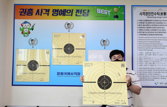 4월 들어 사격 체험자 중 3위에 오른 이 기자.