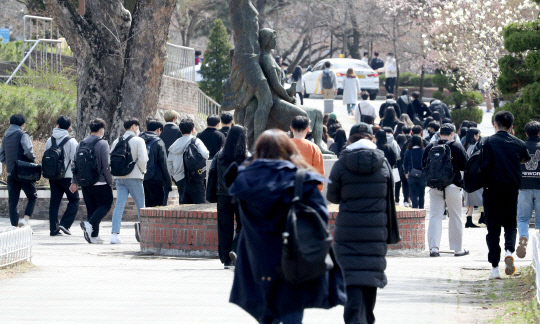 지난달 28일 대전의 한 대학교에 강의를 듣기 위해 학생들이 모인 모습. 최은성 기자