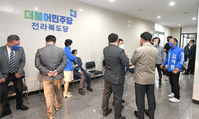 더불어민주당 전북도당 공직선거후보자추천관리위원회가 지난 13일 경선 후보자 면접을 시작한 가운데 후보자들이 면접을 기다리고 있다. 오세림 기자