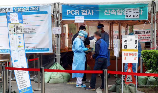 부산지역 코로나19 신규 확진자가 1351명 발생한 18일 오후 부산 연제구보건소 선별진료소가 비교적 한산한 모습을 보이고 있다. 하루 신규 확진자가 1000명대로 감소한 것은 지난 2월 8일 이후 69일 만이다. 정종회 기자 jjh@