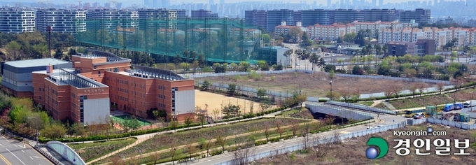 현대산업개발이 학교복합화시설 275억원을 기부채납 하기로 한 수원 미래형 통합학교의 개교가 늦어지며 주민들이 불만이 커지고 있다. 사진은 수원시 권선구 권선동 1339번지에 수영장, 평생학습교육관 등 복합시설이 함께 들어서는 미래형 통합학교 부지.2022.4.18/임열수기자 pplys@kyeongin.com