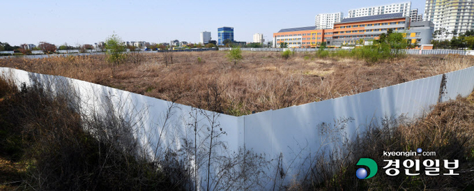 현대산업개발이 학교복합화시설 275억원을 기부채납 하기로 한 수원 미래형 통합학교의 개교가 늦어지며 주민들의 불만이 커지고 있다. 사진은 수원시 권선구 권선동 1339번지에 수영장, 평생학습교육관 등 복합시설이 함께 들어서는 미래형 통합학교 부지. 2022.4.18 /임열수기자 pplys@kyeongin.com