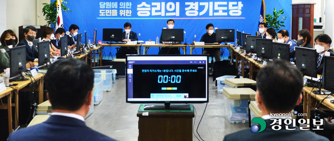 18일 오후 수원시 팔달구 더불어민주당 경기도당에 마련된 공천심사 면접장에서 기초단체장 예비후보자들이 면접 심사에 임하고 있다. 2022.4.18 /김금보기자 artomate@kyeongin.com