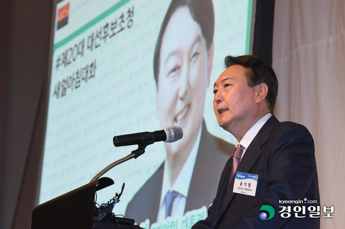 윤석열 대통령 당선인이 대선 후보였을 당시 인천시 연수구 쉐라톤 그랜드 인천호텔에서 열린 '제20대 대선후보 초청 새얼아침대화 강연회'에서 강연하고 있는 모습. 2022.1.10 /인천사진공동취재단