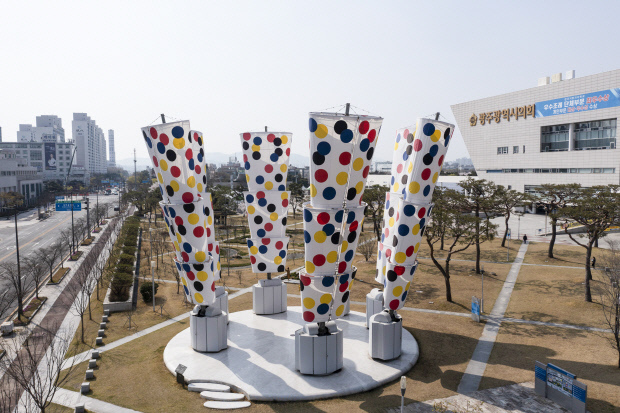 지난 2005년 제1회 광주디자인비엔날레를 기념해 광주광역시청 광장에 들어서 있는 ‘기원’(The Prayer). 이탈리아 출신의 세계적인 거장 알렉산드로 멘디니(Alessandro Mendini)가 디자인한 작품이지만 도시를 상징하는 브랜드 역할을 하지 못하고 있다.