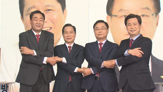 국민의힘 창원시장 후보 경선 토론에 나선 장동화(왼쪽부터), 김상규, 홍남표, 차주목 후보가 기념촬영을 하고 있다./KNN/
