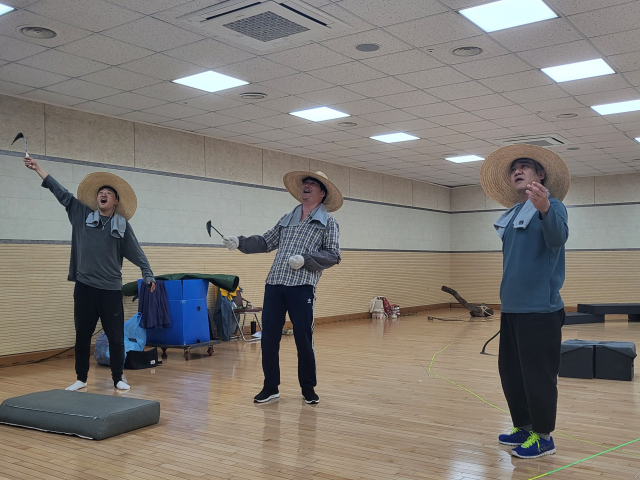 경남도립극단이 지난 14일 오후 경남문화예술회관 연습실에서 연극 ‘눈물지니 웃음피고’ 막바지 연습을 하고 있다.