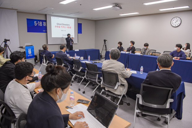 21일 오후 광주 서구 5·18 기념재단에서 열린 5·18허위조작정보분석 집담회가 열렸다. 발표자로 나선 이동욱 5·18 진상규명조사위원회 비상임위원이 발언하고 있다. /김진수 기자 jeans@kwangju.co.kr