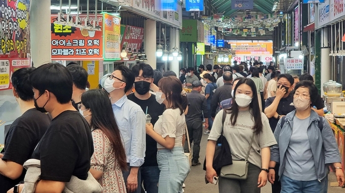 사회적 거리두기가 해제된 후 첫 주말인 24일 강릉 중앙성남시장이 관광객들로 붐비고 있다. 강릉=권태명기자