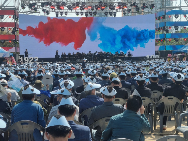 마산용마고 개교 100주년 기념식이 서정림 총동창회장, 강기철 수석부회장 등 동문을 비롯한 시민, 정계 인사 등 3000여명이 참석한 가운데 24일 마산용마고 교정에서 열리고 있다./김용훈 기자/