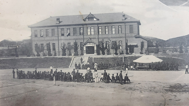 마산용마고 6회 졸업생(1927.4~1930.3) 앨범에 담긴 1920년대 상남동 교사와 운동장./마산용마고/
