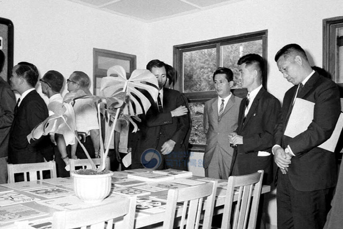 1967년 9월 11일 열린 한미재단 4-H 농장 확장 기념식에서 참석자들이 시설을 둘러보고 있다. /국가기록원 제공