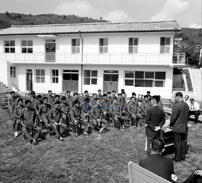1967년 9월 11일 한미재단 4-H 농장 확장 및 훈련생 입소식에 참석한 훈련생들의 모습. 근대 농업기술을 배우고자 전국에서 훈련생들이 부천 소사 훈련농장에 모였다. 뒤로 목욕탕과 식당 등을 갖춘 신식 건물이 보인다. /국가기록원 제공