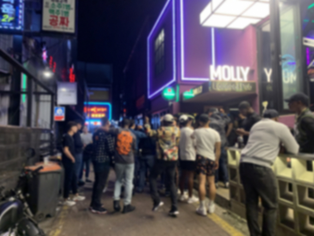 23일 새벽 외국인들이 많이 찾는 클럽에서 외국인들이 춤을 주고 있다. 김세연 기자
