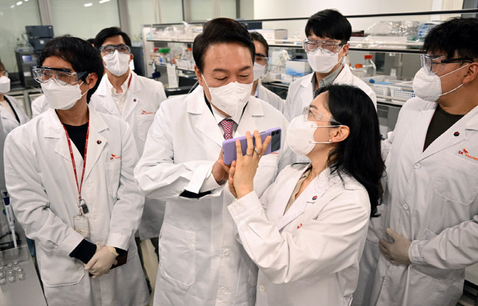윤석열 대통령 당선인이 25일 오전 성남시 분당구 SK바이오사이언스를 방문, 연구실을 둘러본 뒤 직원들과 촬영한 사진을 확인하고 있다. 2022.4.25 /당선인 대변인실 제공