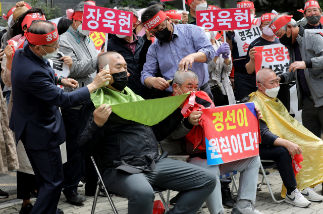25일 오후 대구 수성구 국민의힘 경북도당 앞에서 현역 단체장인 이강덕 포항시장, 장욱현 영주시장, 김영만 군위군수에 대한 경북도당 공천관리위원회의 6·1지방선거 컷오프 결정에 항의하는 지지자들의 항의 삭발식이 진행되고 있다. 김영진 기자 kyjmaeil@imaeil.com