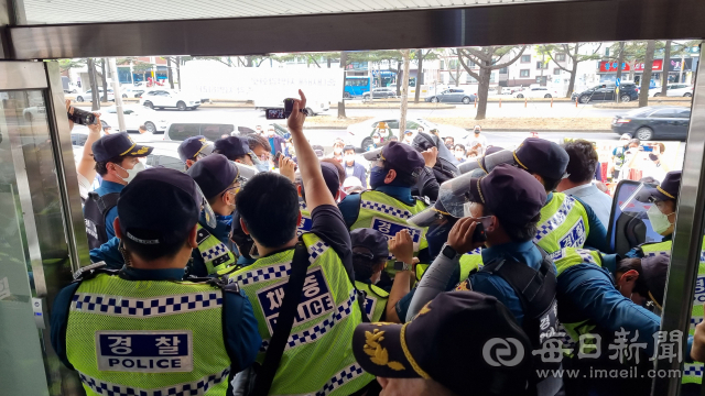 25일 국민의힘 경북도당을 찾은 지방선거 공천 배제 후보 지지자들이 입구를 막고 있는 경찰과 충돌을 빚고 있다. 김근우 기자 gnu@imaeil.com