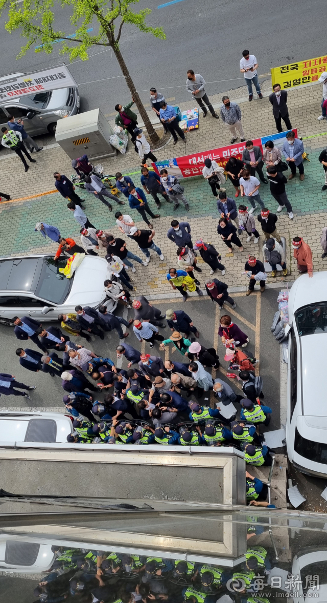 25일 국민의힘 경북도당을 찾은 지방선거 공천 배제 후보 지지자들이 입구를 막고 있는 경찰과 충돌을 빚고 있다. 김근우 기자 gnu@imaeil.com
