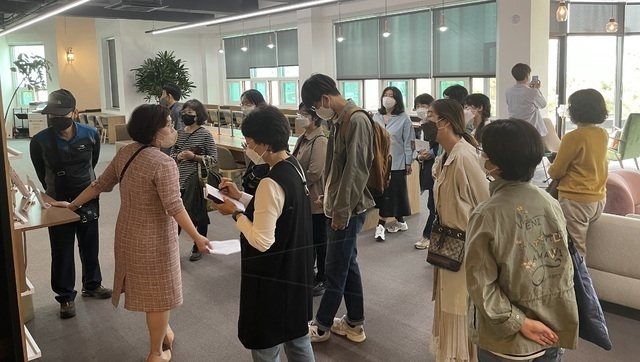 25일 전주 인후도서관에서 진행된 '전주문화 체험형 도서관 여행' 프로그램 모습. 사진=전주시 제공