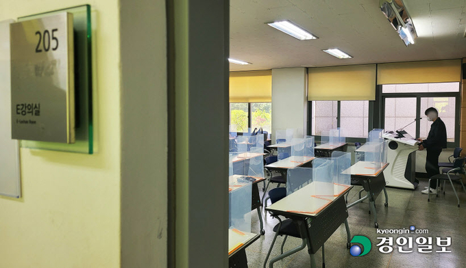 경기도내 대학들이 학령인구 감소로 모집인원 감축, 학과 구조조정 등에 나서고 있다. 27일 오후 올해 입학정원 미달사태로 대규모 구조조정을 추진하고 있는 도내 한 대학 강의실이 텅 비어 한산한 모습을 보이고 있다. 2022.4.27 /김금보기자 artomate@kyeongin.com