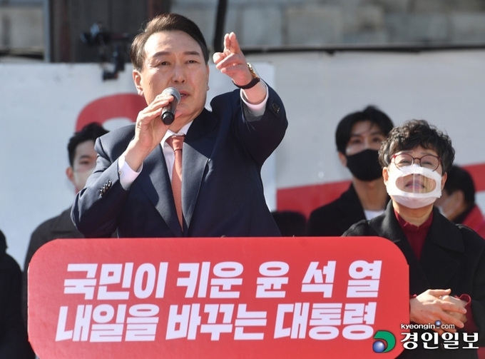 윤석열 당선인이 국민의힘 대선 후보일 당시 수원시 팔달문에서 열린 유세 현장에서 지지자들에게 인사하고 있는 모습. 2022.2.24 /김도우기자 pizza@kyeongin.com