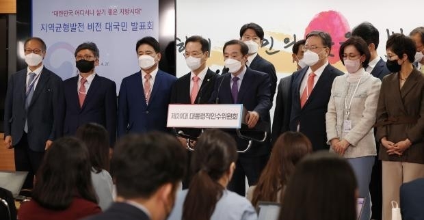 김병준 제20대 대통령직인수위원회 지역균형발전특별위원장이 27일 오전 서울 종로구 통의동 인수위 공동기자회견장에서 지역균형발전 비전 대국민 발표를 하고 있다.<인수위사진기자단>