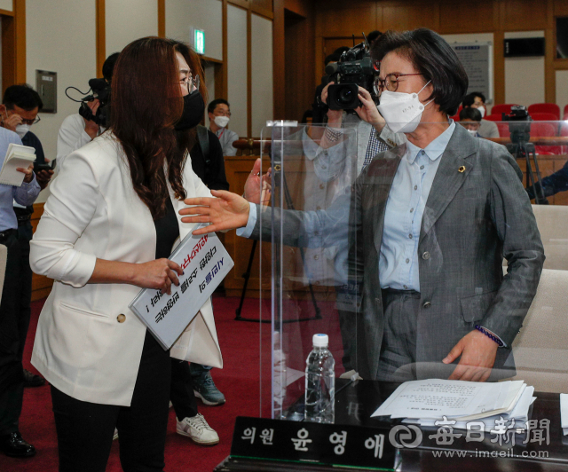 27일 오후 대구시의회에서 6.1 지방선거에 적용되는 기초의원 선거구 조례안에 대한 의결에 앞서 더불어민주당 이진련(왼쪽) 시의원과 윤영애 기획행정위원장이 언쟁을 벌이고 있다. 표결 결과 재석의원 27명 중 찬성 21명, 반대 4명, 기권 2명으로 4인 선거구 6곳을 2인 선거구로 쪼개는 수정안이 통과됐다. 우태욱 기자 woo@imaeil.com