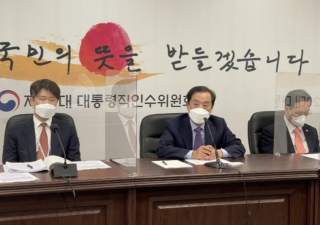 대통령직인수위원회 김병준 지역균형발전특별위원장이 27일 서울 종로구 삼청동 인수위 사무실에서 지방출입기자들과 간담회를 갖고 ‘지역균형발전 비전 및 국정과제’를 설명하고 있다. /사진=김준호 기자