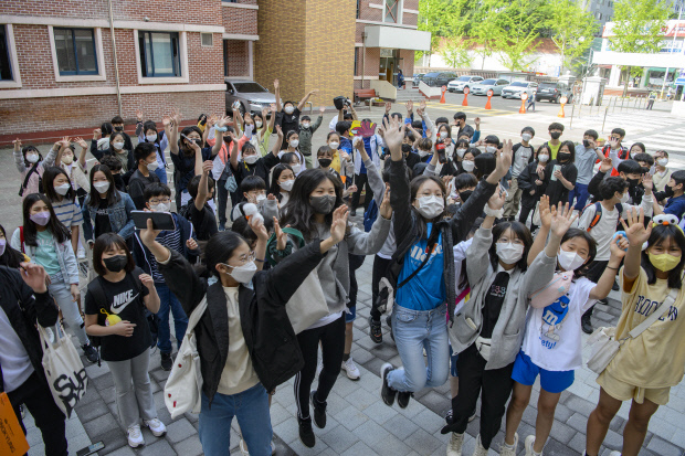 28일 오전 광주시 북구 일곡동 서일초등학교 6학년 학생들이 수학여행 출발을 앞두고 즐거워 하고 있다. /김진수 기자 jeans@kwangju.co.kr