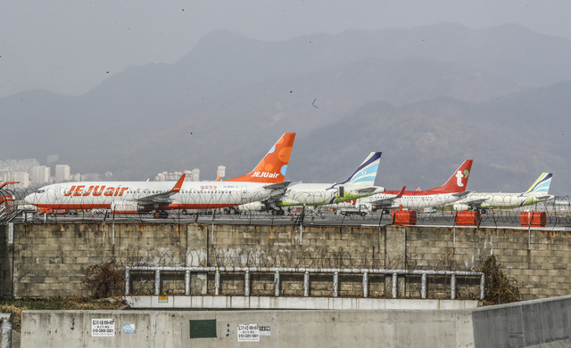 김해국제공항 계류장에 항공기들이 서 있다.부산일보DB