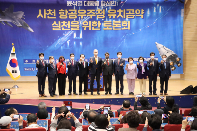 28일 오후 2시 여의도 국회의원회관 대회의실에서 하영제 의원이 주최한 ‘윤석열 대통령 당선인 항공우주청 사천 유치공약 실천을 위한 토론회’에서 참석자들이 기념촬영을 하고 있다./하영제 의원실/