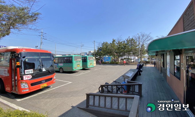 영흥도에서도 번화가로 꼽히는 '영흥도 버스터미널' 주변은 마트와 몇몇 식당 등 저층 건물만 휑하니 자리 잡고 있다. 터미널 인근 거리에는 버스를 타려는 노인만 있을 뿐 청년은 보기 힘들었다. 영흥도는 현재 목욕탕 하나 없을 정도로 편의시설이 부족하고, 도시가스 공급망 같은 기초 인프라도 갖추지 못했다. /조재현기자 jhc@kyeongin.com