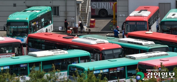 버스 파업을 매개로 한 노사의 협상 결과, 서울·부산 등 타 지자체는 합의에 도달했지만 경기도는 결과를 유보했다. 이 차이의 배경에는 경기도의 '부분 준공영제'와 '적자노선'이 있다. 사진은 28일 오후 경기도 내 한 버스차고지의 모습. 2022.4.28 /김도우기자 pizza@kyeongin.com