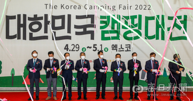 29일 대구 엑스코에서 개막한 '2022 대한민국 캠핑대전'을 찾은 정창룡 매일신문 사장, 정해용 대구시 경제부시장, 장상수 대구시의회 의장 등 내빈들이 테이프 커팅을 하고 있다. 매일신문이 주최하고 대구시와 경북도가 후원하는 이번 전시는 영남권 최대 규모로 캠핑 관련 220개 회사가 참여해 내달 1일까지 다양한 캠핑용품, 캠핑카, 먹거리 등을 선보인다. 안성완 기자 asw0727@imaeil.com